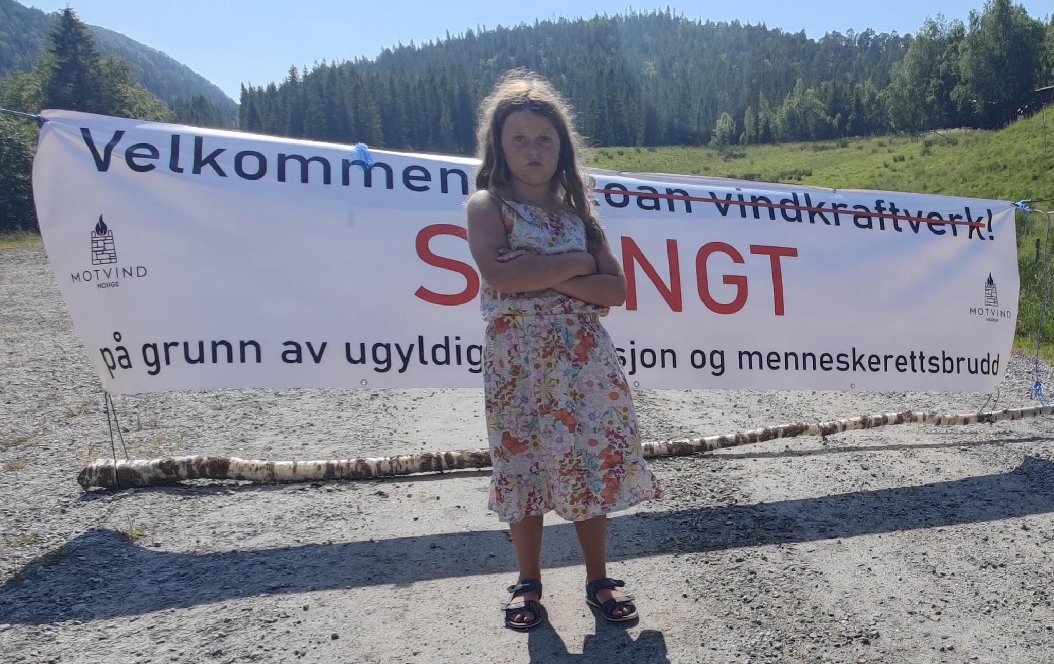 «Nå er det stengt». Irina Salen er en av flere som ønsker å forsvare naturen mot vindindustrien. Her blokkerer hun en av veiene inn til Roan Vind. Foto: Eivind Salen