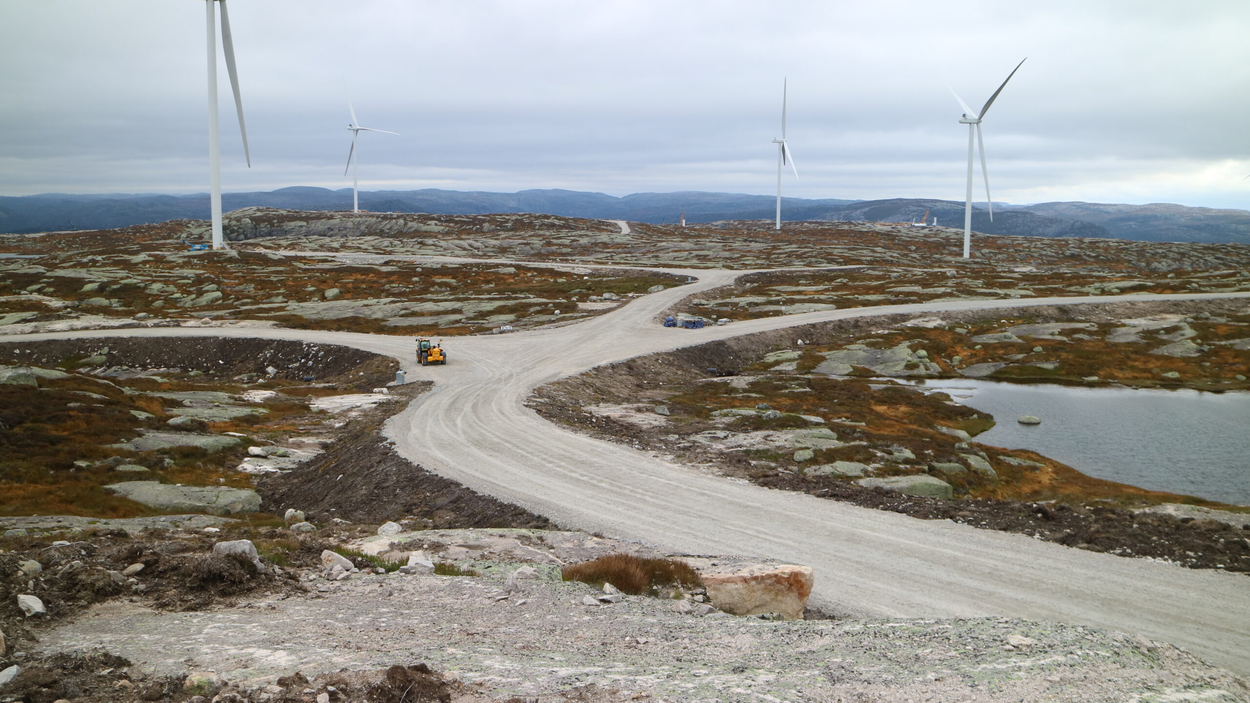 Med dei planane som i dag føreligg vil over 300.000 menneske i distrikta bli direkte skadelidande, skriv innsendaren. Biletet viser Buheii etter vindkraftutbygginga der. Foto: Motvind Norge
